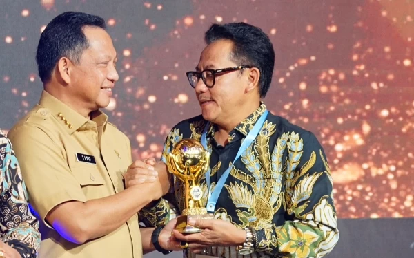 Thumbnail Berita - Terima UHC Award, Sutiaji: Ini Berkat Kepercayaan Warga Kota Malang