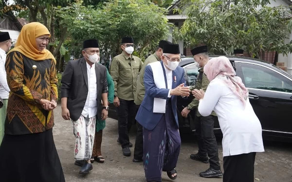 Thumbnail Ma'ruf Amin disambut Bupati Jombang Mundjidah Wahab di Ponpen Hamalatul Qur'an Putri, Jogoroto. (Foto: Prokopim Jombang)