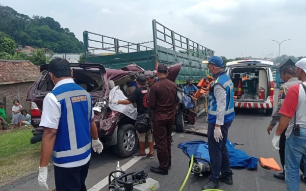 Thumbnail Kecelakaan Beruntun 7 Kendaraan di Tol Semarang, 2 Meninggal 