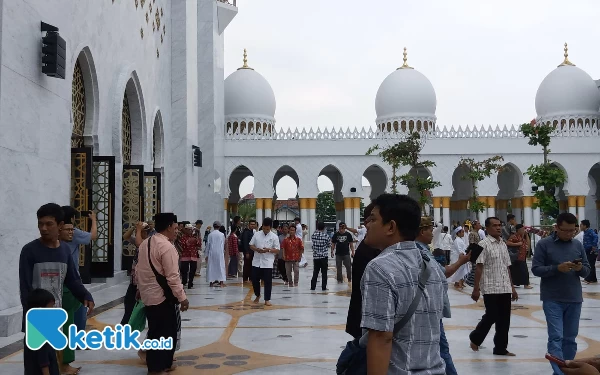 Thumbnail Suasana Salat Jumat di Masjid Sheikh Zayed Solo