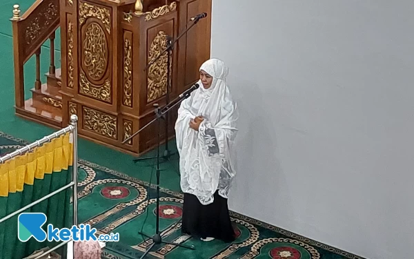 Thumbnail Gubernur Khofifah Salat Tarawih di Masjid Raya Islamic Center