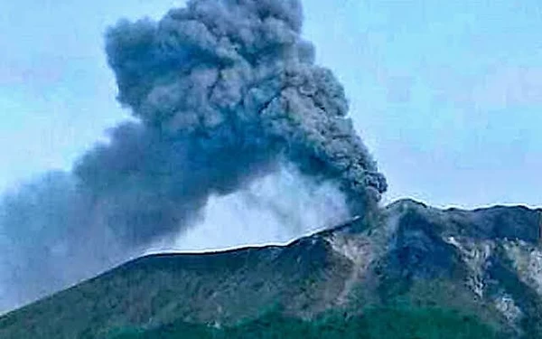 Thumbnail Gunung Ile Lewotolok NTT Empat Kali Erupsi