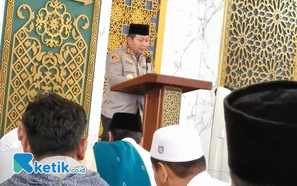 Thumbnail Berita - Jumatan di Masjid Akbar Surabaya, Kapolda Jatim Terima Curhatan Jemaah