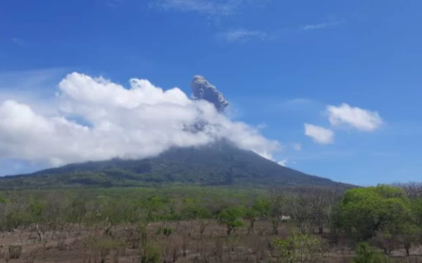 Thumbnail Gunung Ili Lewotolok 108 Kali Erupsi, Muntahkan Lava dan Hujan Abu