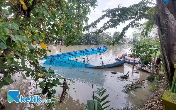 Thumbnail Perahu Penyeberangan Tenggelam, Satu Korban Hilang, 5 Motor Hanyut