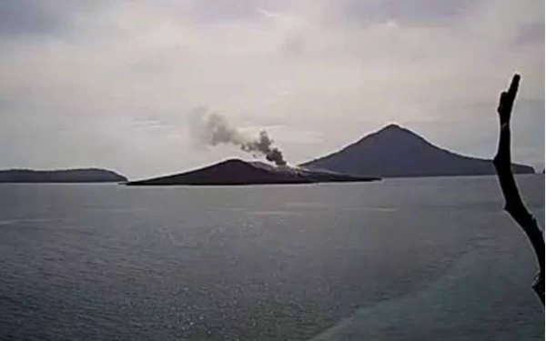 Thumbnail Gunung Anak Krakatau Erupsi, Letusan Capai 800 Meter