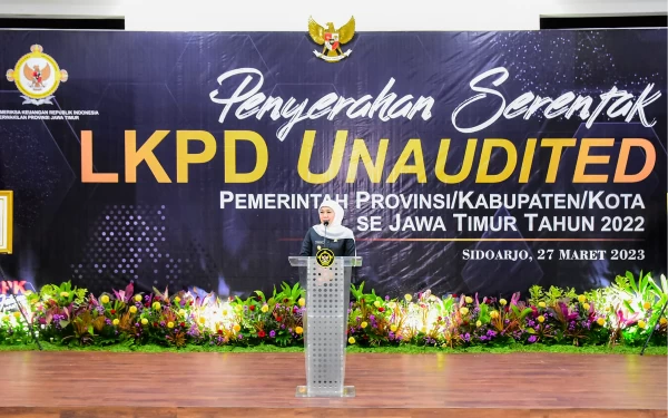 Thumbnail Khofifah Serahkan LKPD kepada BPK Jatim