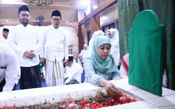 Thumbnail Lakukan Safari Ramadan, Khofifah Kunjungi Masjid Legendaris di Jawa Timur