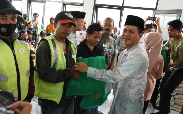 Bupati Bandung Ngabuburit Bagikan Ratusan Paket Sembako