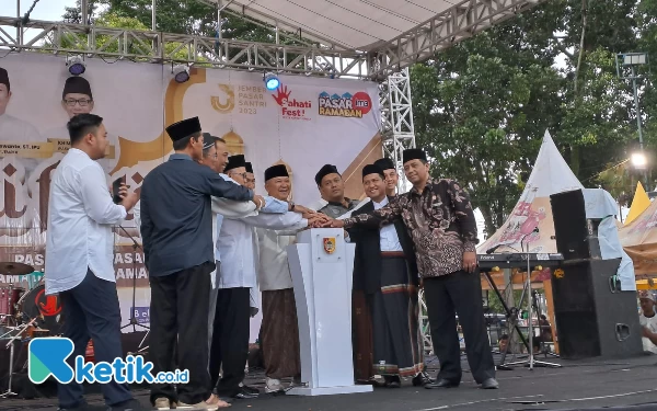 Thumbnail Pasar Santri dan Pasar Ramadan Jember Resmi Dibuka, Bupati Hendy: Bangkitkan Kekuatan UMKM