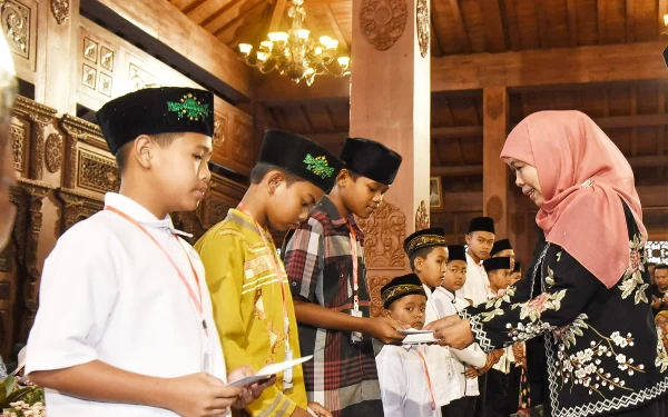 Thumbnail Khofifah Serahkan Bantuan kepada 1.000 Anak Yatim di Ponorogo