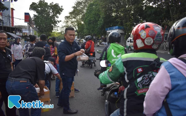 Selama Ramadan, PWI dan IKWI Kota Bandung Bagikan Takjil Gratis