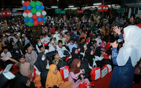 Thumbnail Safari Ramadan, Khofifah Santuni 1700 Anak Yatim di Tulungagung