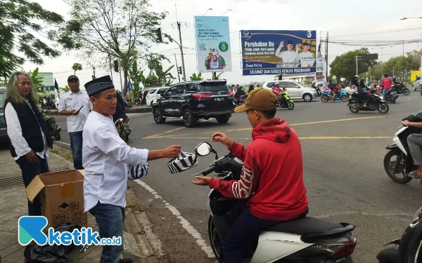 Thumbnail PWI Kabupaten Bandung Bagikan Ratusan Paket Takjil Gratis