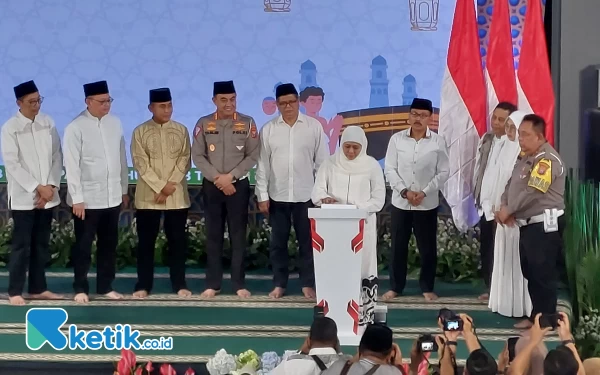 Khofifah Bagikan Tabungan Umroh untuk Wajib Pajak Patuh