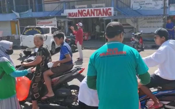 Jumat Berkah, Hasanuddin Wahid Berbagi Paket Makanan ke Masyarakat