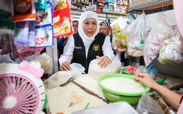 Pantau Harga Sembako, Khofifah Sidak Pasar Panarukan Situbondo