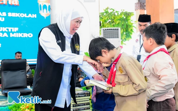 Thumbnail Safari Ramadan, Gubernur Khofifah Bagikan Al Quran dan School Kit