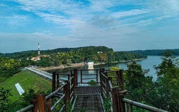 Thumbnail Pria Ngawi Tenggelam di Waduk Pondok, Ibu dan Istri Histeris 