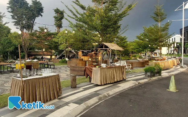 Thumbnail Syahdunya Berbuka Puasa di Cafe Tenda, Whiz Prime Darmo Harapan