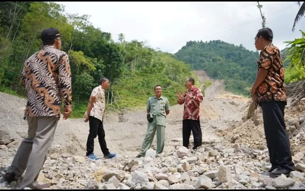 Thumbnail Bupati Pacitan Kunjungi Jembatan Putus Dampak Longsor Desa Kemuning Tegalombo