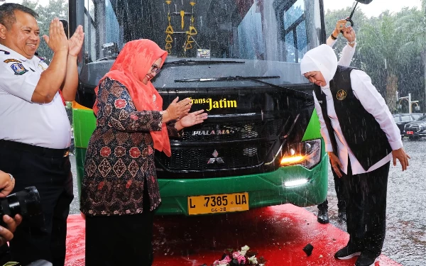 Thumbnail Tingkatan Konektivitas, Khofifah Tambah 10 Unit Armada Bus Transjatim