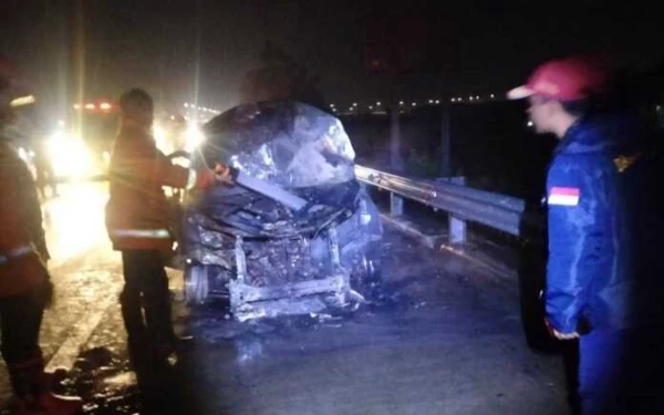 Thumbnail Avanza Terbakar di Tol Jombang-Mojokerto