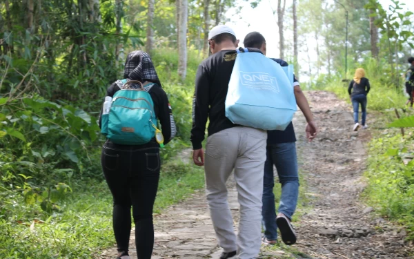 Thumbnail Karyawan QNET Berjalan Kaki di Pelosok Ponorogo, Kirim Makanan Buka Puasa