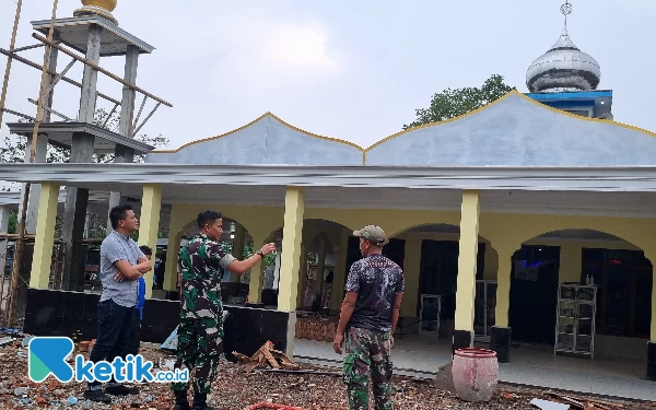 Thumbnail Berita - Momen Ramadan, Yonko 464 Kopasgat Genjot Rehab Masjid Batalyon