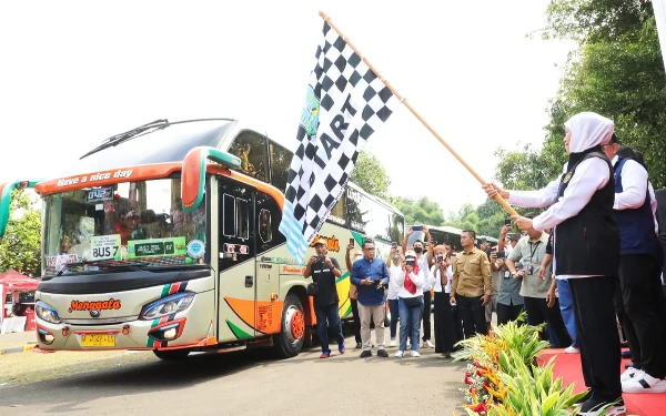 Thumbnail Khofifah Berangkatkan  Mudik Gratis 1.080 Perantau dari Jakarta ke Jatim