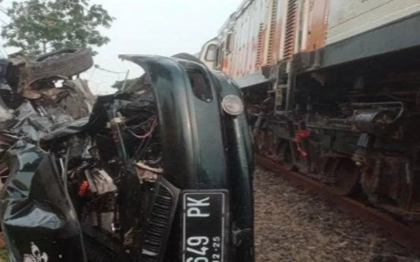 Thumbnail KA Jayabaya Tabrak Sedan di Lamongan, Dua Meninggal