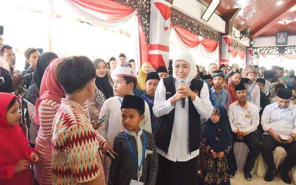 Thumbnail Berita - Sambut Idul Fitri, Khofifah Berbagi Kebahagiaan dengan Anak Yatim di Sampang