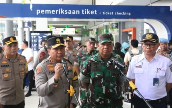 Thumbnail Kapolda Jatim Bersama Pangdam V Brawijaya Pantau Arus Mudik di Stasiun Gubeng