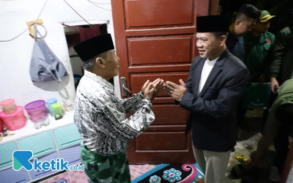 Thumbnail Berita - Bupati Bandung Temui Warga Tak Mampu di Malam Takbiran 