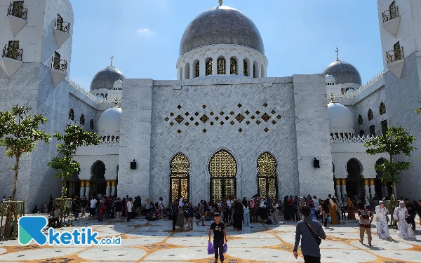 Thumbnail Nampak depan bangunan utama Masjid Sheikh Zayed setelah kita melewati gerbang utama terdapat halaman luas dalam satu lokasi.