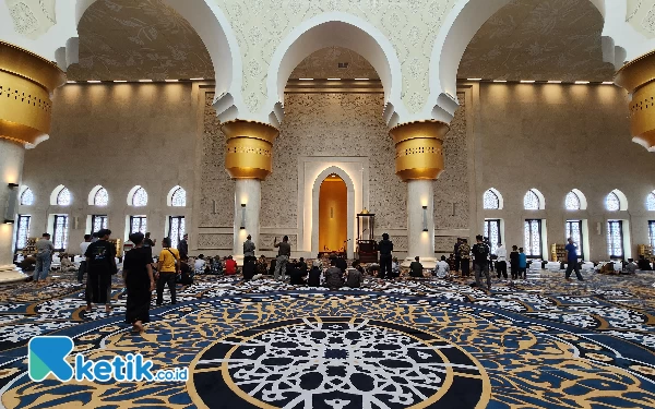 Thumbnail Suasana di ruang utama Masjid Sheikh Zayed, nampak mimbar utama dengan karpet dan tiang pondasi yang megah dan kokoh membuat nyaman yang shalat.