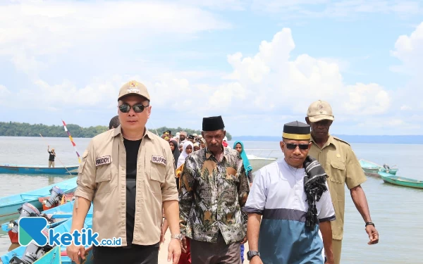 Thumbnail Bupati Kaimana Freddy Thie 'Ahoknya' Papua tapi Kalem dan Rendah Hati