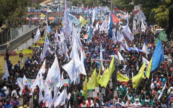 Thumbnail May Day, 100 Ribu Buruh Kepung Istana Negara dan Mahkamah Konstitusi