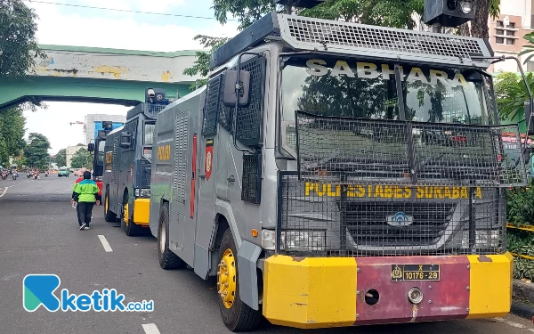 Thumbnail Pihak Kepolisian mempersiapkan mobil water canon untuk berjaga jaga, Senin (1/4/2023).(Foto: Husni Habib/Ketik.co.id)