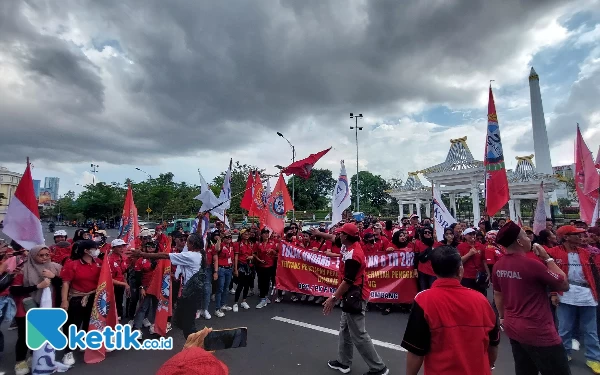 Thumbnail Sejumlah buruh mulai mempersiapkan diri untuk berorasi di depan Kantor Gubernur Jatim, Senin (1/5/2023).(Foto: Husni Habib/Ketik.co.id)