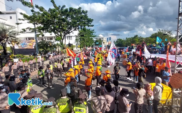 Thumbnail Ribuan Buruh Gelar Aksi Unjuk Rasa di Kantor Gubernur Jatim