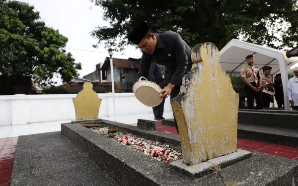 Thumbnail Forkopimda Kabupaten Bandung  Ziarah ke Makam Para Mantan Bupati 