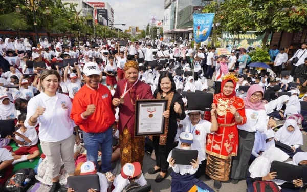 Thumbnail Berita - Rekor MURI Pecah dalam Peringatan Hardiknas di Kota Madiun, 9400 Siswa Dapat Laptop Gratis