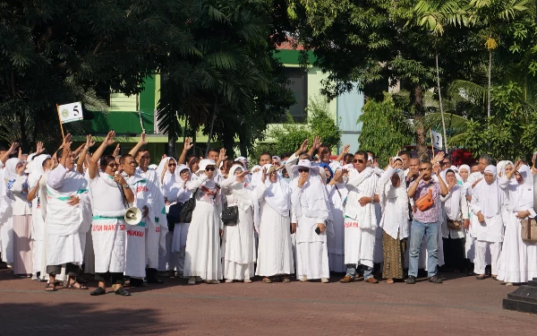 Thumbnail Berita - CJH Surabaya Was-Was Menunggu Kloter Berangkat  ke Tanah Suci