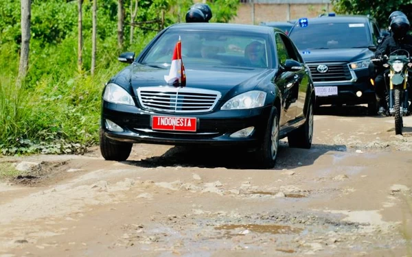 Thumbnail Berita - Mobil Sedan Jokowi Terobos Jalan Rusak di Lampung, Netizen: Semangat Offroad-nya Pak!