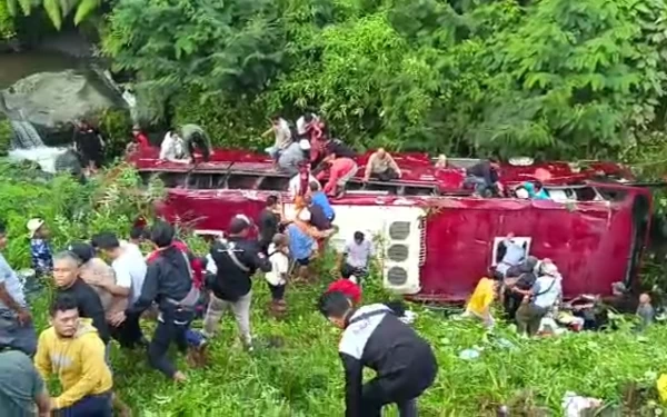 Thumbnail Berita - Ditinggal Sopir, Bus Meluncur Masuk ke Sungai