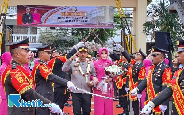 Thumbnail Pedang Pora Warnai Penyambutan Kapolres Baru Jember