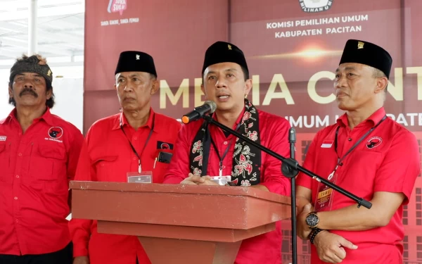 Thumbnail Optimis Raih 12 Kursi, PDIP Pacitan Serahkan Dokumen Ke KPU