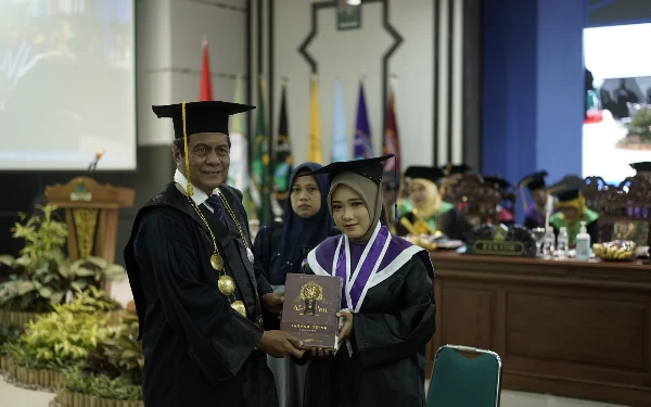 Sosok Inspiratif Bulgis Khumairoh, Lulusan Terbaik Wisuda S1 UIN KHAS Jember ke-53