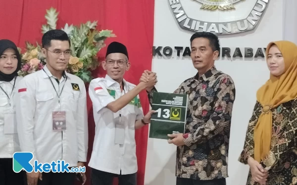 Thumbnail Berita - Ratusan Nelayan Iringi PBB Datangi KPU Surabaya, Targetkan Raih Satu Fraksi